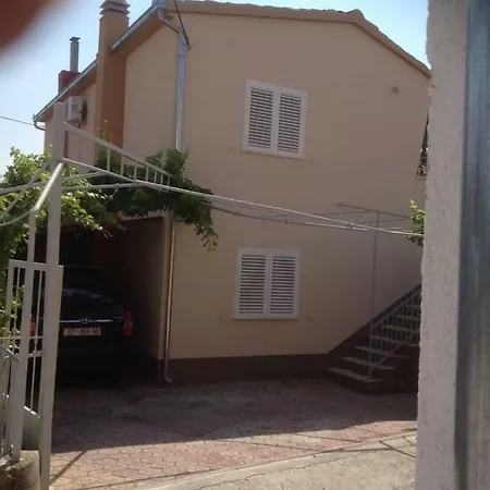 アパート Luce トロギール